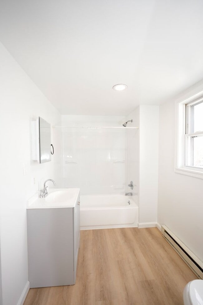 Building Photo - 334 Ann St