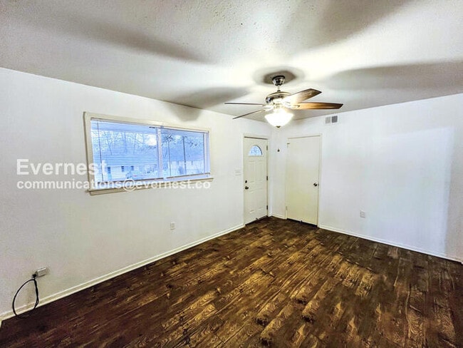 Building Photo - 1460 Woody Dr