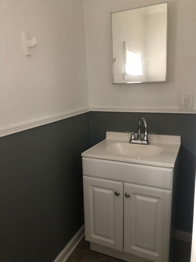 Building Photo - 3 bedroom 1.5 Bathroom