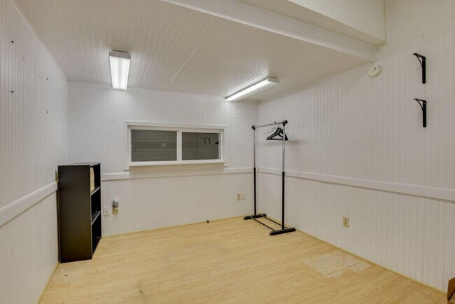 Building Photo - 110 Riverbend Dr