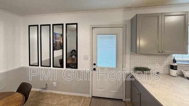 Building Photo - 738 Carondelay Dr