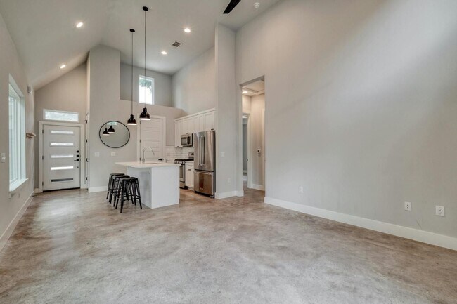 Building Photo - 4814 Harmon Ave