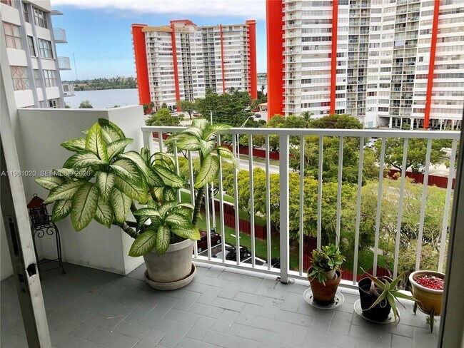 Building Photo - 1300 NE Miami Gardens Dr