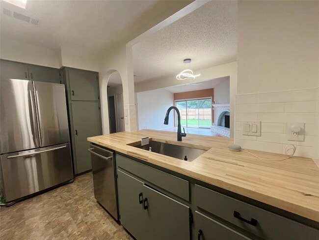 Building Photo - 8702 Dawnridge Cir