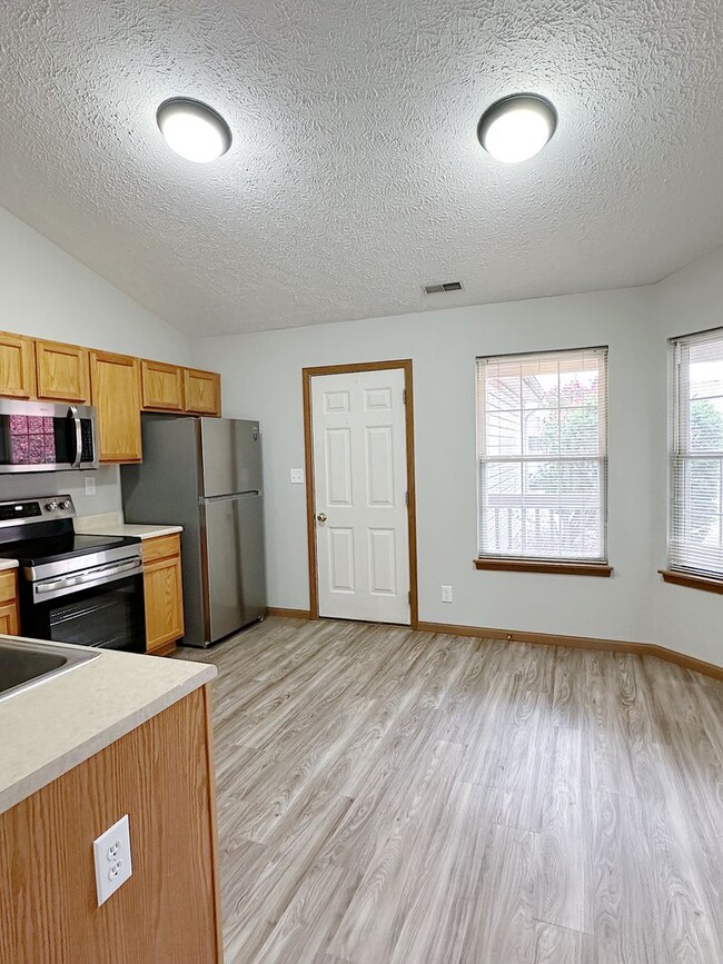 Building Photo - Spacious 2BD 2BA duplex with 2-car attache...