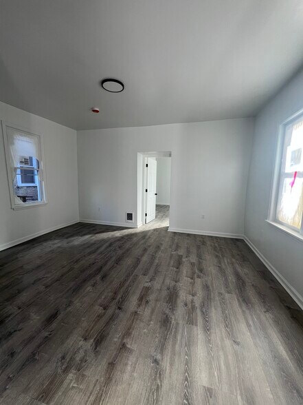 Building Photo - 1132 W 8th St