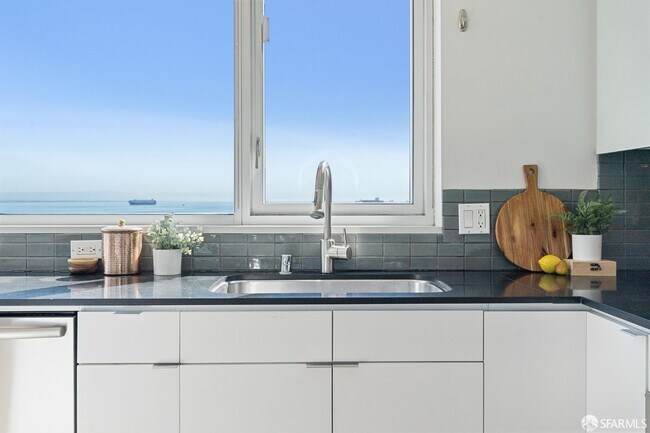 Building Photo - 501 Beale St