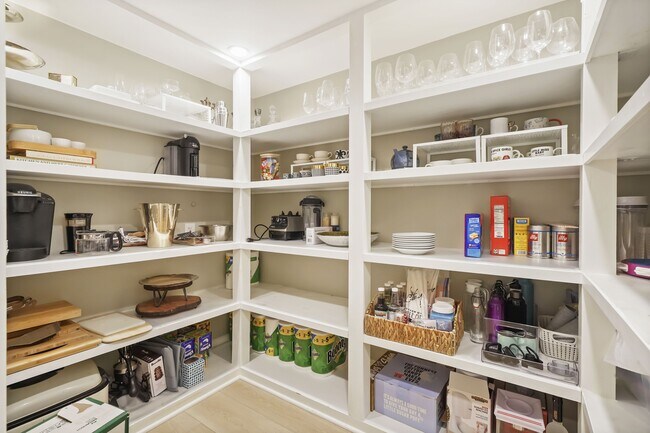 Building Photo - 23255 Mariposa De Oro St