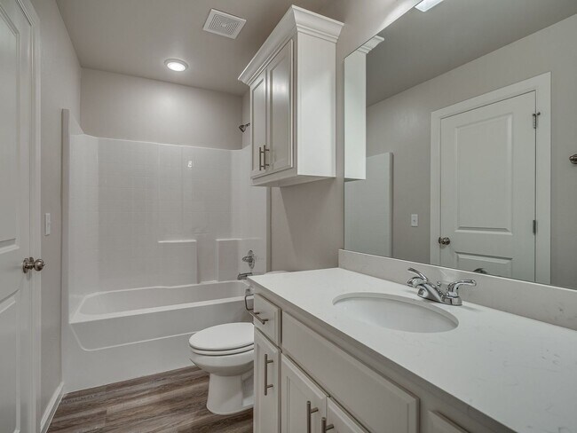 Building Photo - Spacious 4 Bedroom 2 Bath Duplex in Oakdale Schools - Lawn Care Included