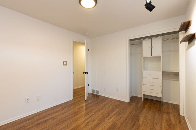 Building Photo - Charming Ranch in North Longmont!