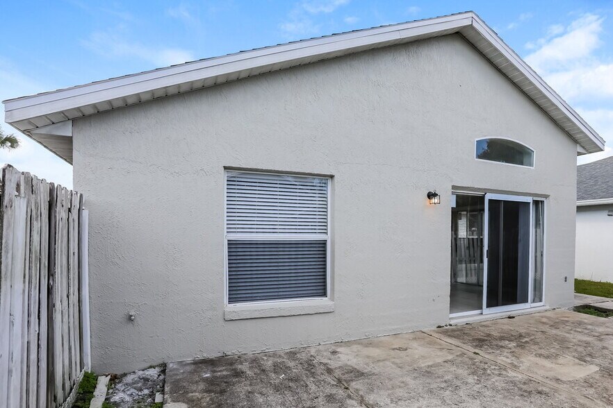 Building Photo - 3235 Brewster Dr