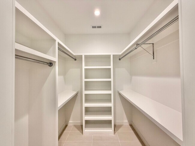 Building Photo - **OFFERING REFUNDABLE APPLICATION FEES & $300 MOVE IN PROMOTION** Beautiful 3BD, 3.5BA Downtown R...