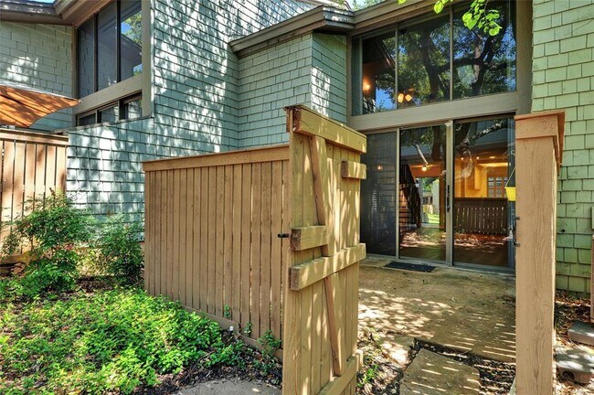 Building Photo - 7122 Wood Hollow Dr