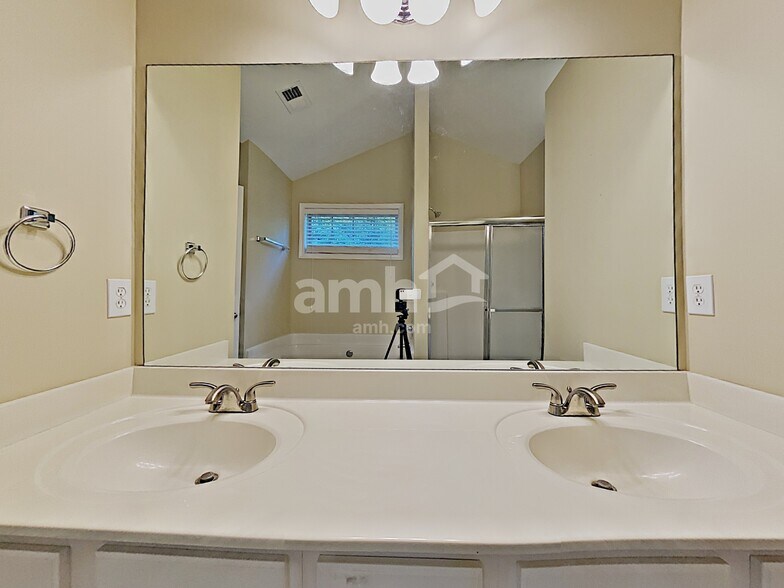 Building Photo - 368 Downing Creek Trl