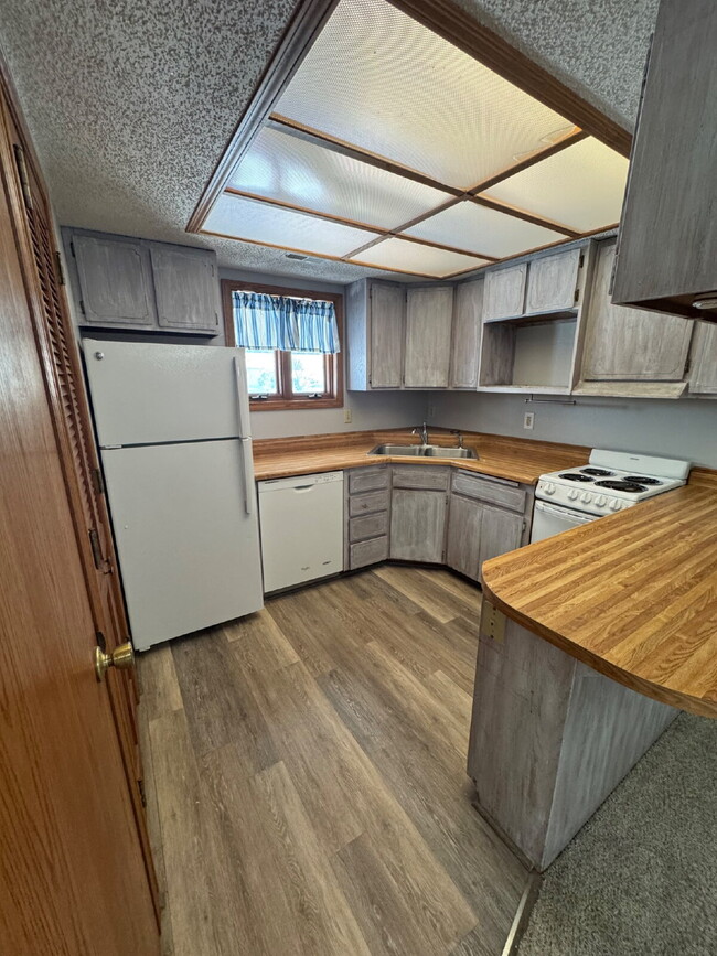 Building Photo - "Charming 2-Bedroom Retreat with Ample Space in Wichita's Serene South Willo-Esque Court!"