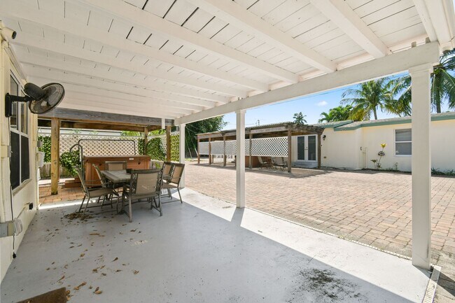 Building Photo - 244 Greymon Dr