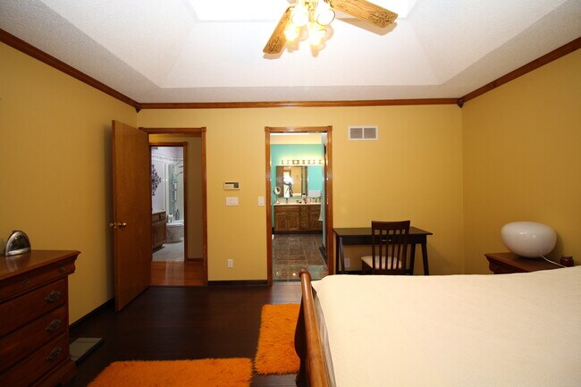 Building Photo - 4 Bed Home Premium Fixtures