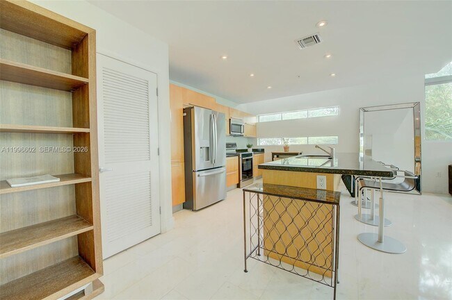 Building Photo - 1577 Bay Rd