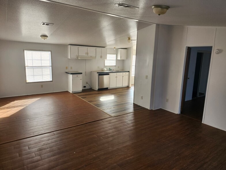 Building Photo - 9611 SW 82nd Ave