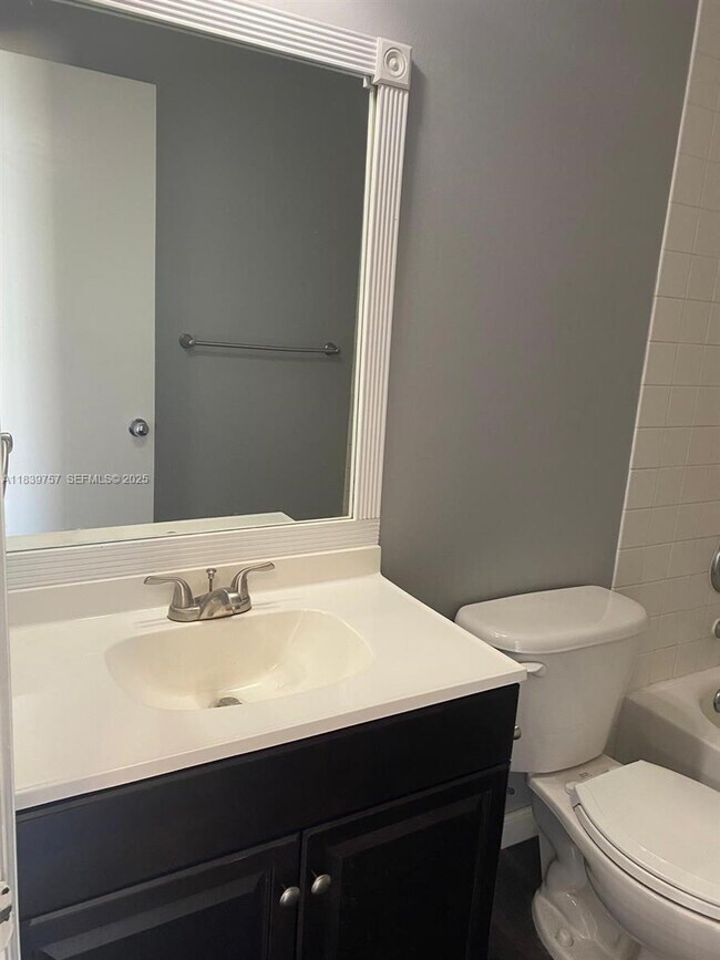 Building Photo - 6215 SW Kendale Lakes Cir