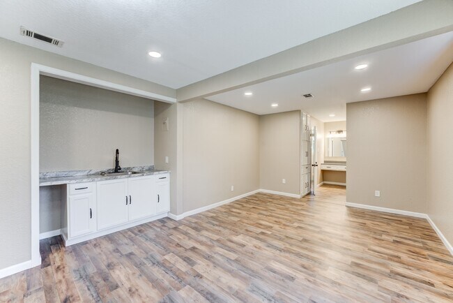 Building Photo - 305 Yaupon St