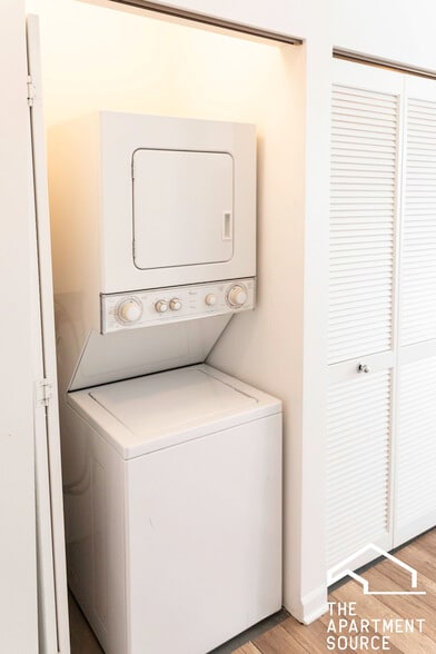 Building Photo - 2700 W North Ave