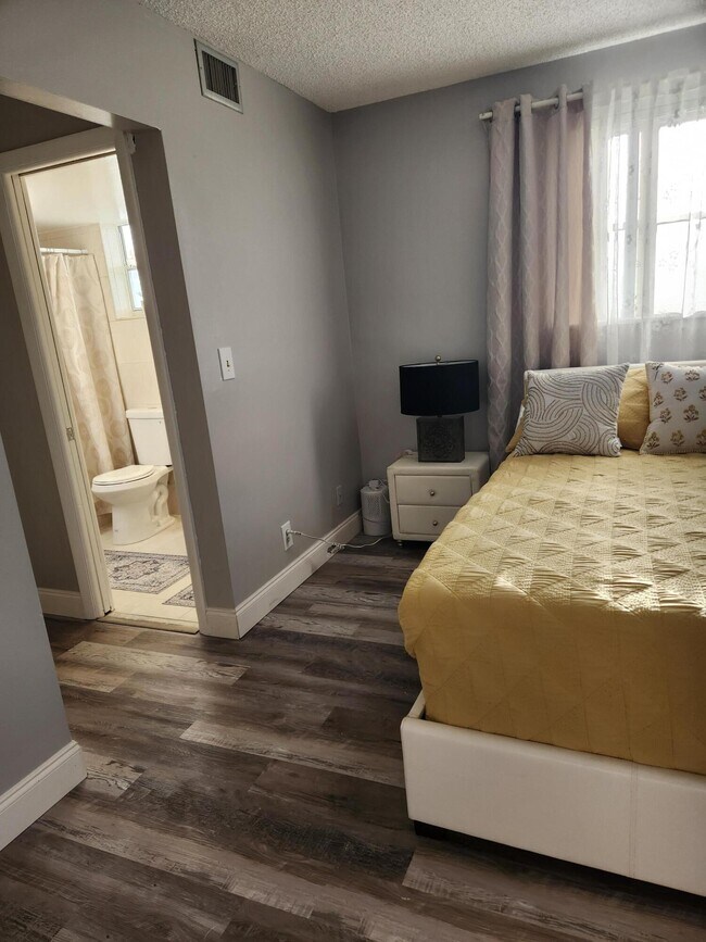 Building Photo - 2606 Garden Dr S