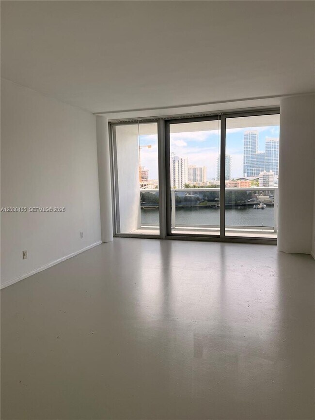 Building Photo - 900 Bay Dr