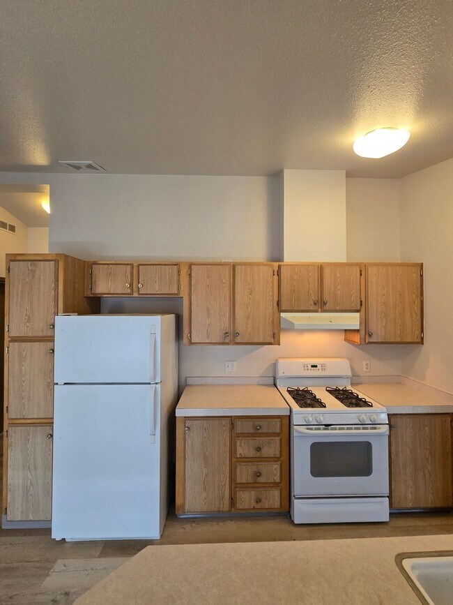 Building Photo - Pet Friendly 3bed : 2bath home w/ Garage