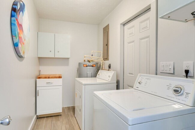 Building Photo - Charming 3/2 Available Now! Furnished or U...