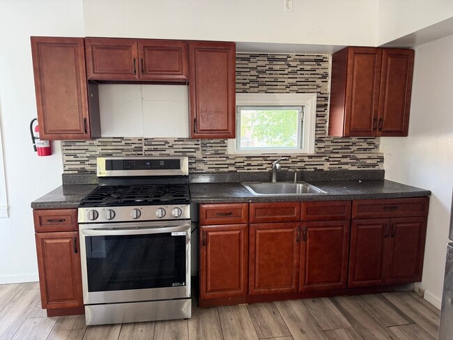 Building Photo - 49 River St