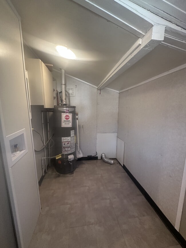 Building Photo - 150 Bernard Ct