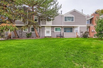 Building Photo - Wonderful 2BD/2.5BA Condo in Excellent Loc...