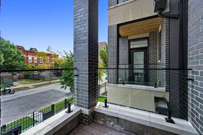 Building Photo - 3902 S Lake Park Ave