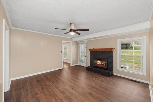 Building Photo - 703 Lucien Dr