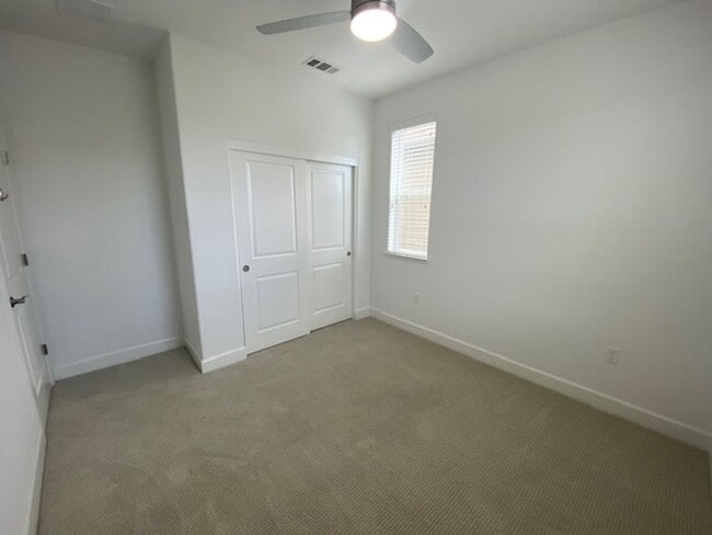 Building Photo - Beautiful Marina Home!