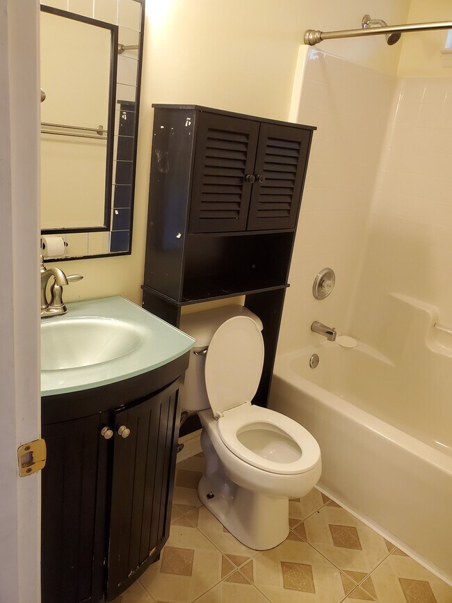 Building Photo - 504 Bedford Ct