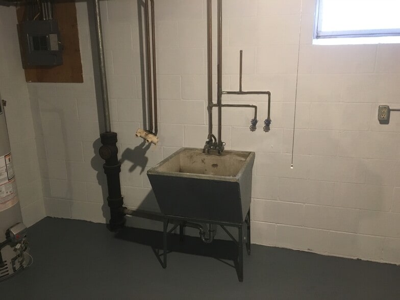 Washer and dryer hook-ups - 609 Hood St