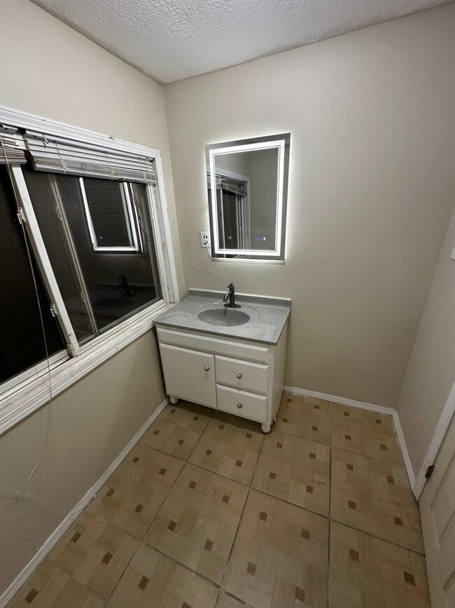 Building Photo - 435 S Poplar Ave