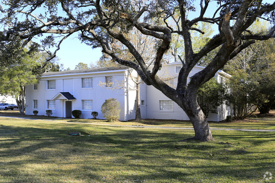 Beautiful Courtyard Views - Sedgefield Apartments