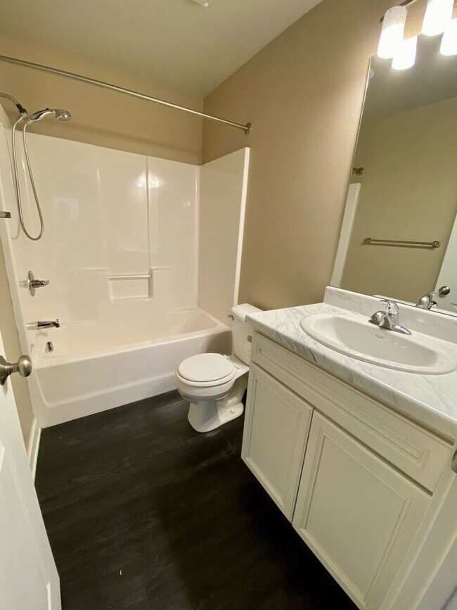 Building Photo - Sublease - 3 Bedroom Ankeny Townhome Avail...