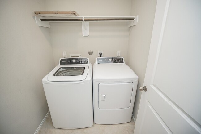 Building Photo - 4402 Modica Dr