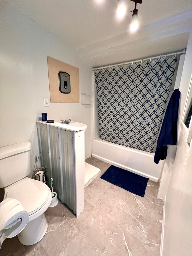 Building Photo - Non-Refundable & Security Deposit Total: $925.00