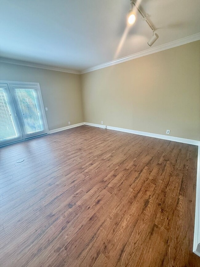 Building Photo - Green Hills living at its best. 2 BR 2.5 B...