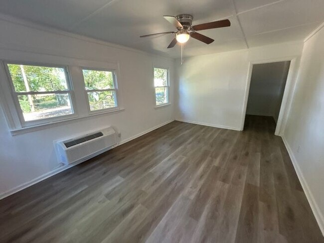 Building Photo - 605 Betty St