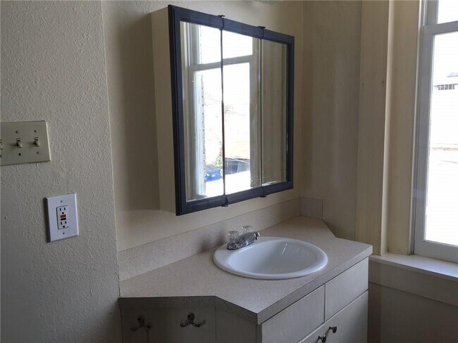 Building Photo - 1009 Main St