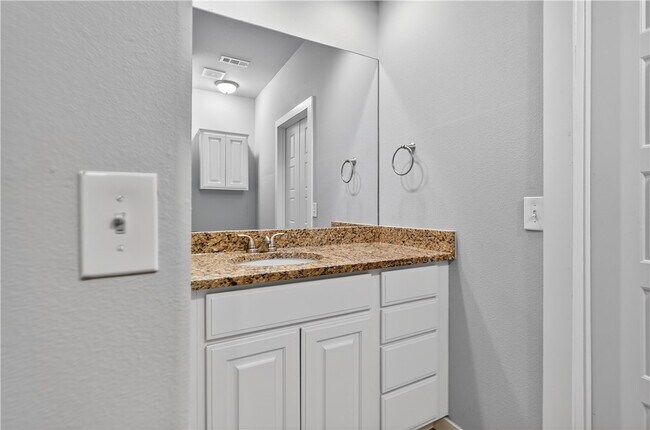 Building Photo - 2304 SW Juniper Ave