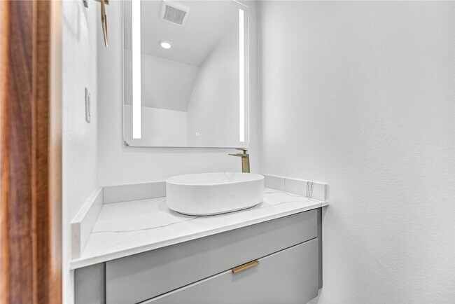 Building Photo - 1110 Emilia Ave