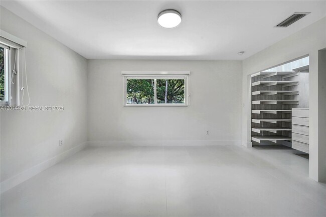 Building Photo - 711 Sunset Dr