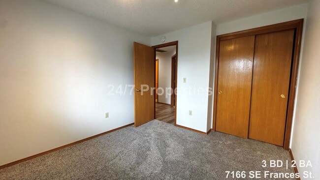 Building Photo - Updated 3BD | 2BA Home with Garage & Large Deck - Hillsboro